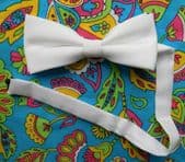 White bow tie by Tie Rack fits all collar sizes 11 to 19 vintage 1990s
